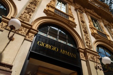 Milan, İtalya - 24.04.2024: Giorgio Armani mağazası Milan 'ın merkezindeki alışveriş galerisinde, Galleria Vittorio Emanuele, kadın giyim mağazasının vitrini