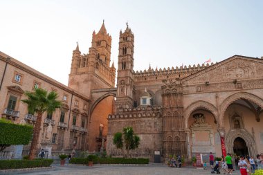 Palermo, İtalya - 25 Temmuz 2024: Sicilya, İtalya 'daki tarihi Palermo Katedrali, gün batımında karmaşık Norman mimarisi ve çevre plazasını gözler önüne seriyor.