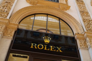 Milan, İtalya - 24.04.2024: Rolex showcase Milan, Galleria Vittorio Emanuele, mağazanın vitrininde yer aldı