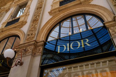 Milan, İtalya - 24.04.2024: Kadın giyim mağazasının vitrini olan Galleria Vittorio Emanuele, Milano 'nun merkezindeki alışveriş galerisinde bulunan Dior mağazası vitrini