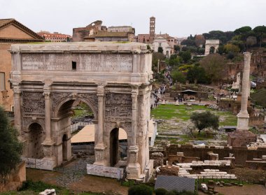 Roma, İtalya - 09.12.2022: Septimius Severus Kemeri. Tarihi Roma Forumu manzarasında antik Roma kalıntıları.
