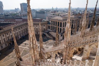 Milan, İtalya - 19.03.2024: Milano 'daki Duomo Katedrali' nin çatısı muhteşem manzara.