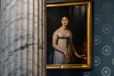 Milan, İtalya - 24.04.2024: La Scala Tiyatro Müzesi veya Museo Teatrale alla Scala 'nın içi. Sanat galerisinde mermer sütunlu zarif çerçeveli bir kadının klasik portresi.