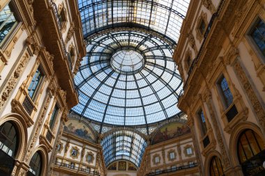 Milan, İtalya - 24.04.2024: Milano şehir merkezindeki alışveriş galerisi, Galleria Vittorio Emanuele