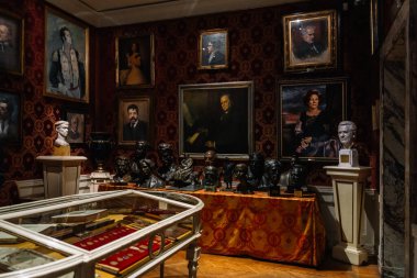 Milan, İtalya - 24.04.2024: La Scala Tiyatro Müzesi veya Museo Teatrale alla Scala 'nın içi. Büstler ve portrelerle tarihsel sanat galerisi.