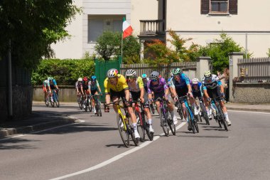 Lecco, İtalya - 29.05.2025: Sokak pisti boyunca profesyonel bisikletçilerle bisiklet yarışı. Giro dItalia, her yıl düzenlenen çok aşamalı bisiklet yarışı.