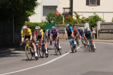 Lecco, İtalya - 29.05.2025: Giro dItalia sırasında Lecco 'da profesyonel sporcularla bisiklet yarışı. Giro dItalia, her yıl düzenlenen çok aşamalı bisiklet yarışı.