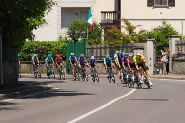 Lecco, İtalya - 29.05.2025: Giro dItalia sırasında Lecco 'da profesyonel sporcularla bisiklet yarışı. Giro dItalia, her yıl düzenlenen çok aşamalı bisiklet yarışı.