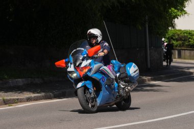 Lecco, İtalya - 29.05.2025: Yol boyunca güvenliği sağlayan bisiklet yarışı sırasında Giro dItalia 'yı yöneten polis motosikleti yarışı. Giro dItalia, her yıl düzenlenen çok aşamalı bisiklet yarışı.