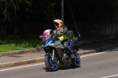Lecco, İtalya - 29.05.2025: Giro dItalia bisiklet yarışması sırasında şehir caddesinde olay destek motosikleti ve binicisi. Giro dItalia, her yıl düzenlenen çok aşamalı bisiklet yarışı.
