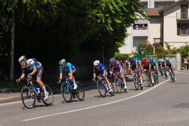 Lecco, İtalya - 29.05.2025: Giro dItalia sırasında Lecco 'da profesyonel sporcularla bisiklet yarışı. Giro dItalia, her yıl düzenlenen çok aşamalı bisiklet yarışı.