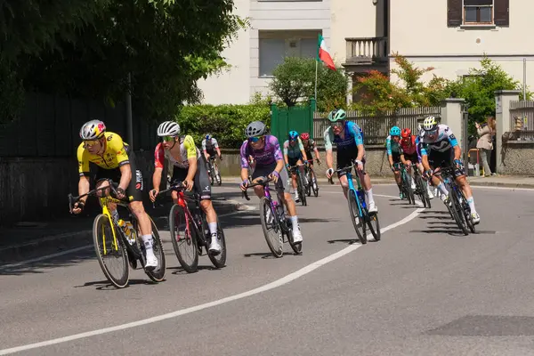 Lecco, İtalya - 29.05.2025: Giro dItalia sırasında Lecco 'da profesyonel sporcularla bisiklet yarışı. Giro dItalia, her yıl düzenlenen çok aşamalı bisiklet yarışı.