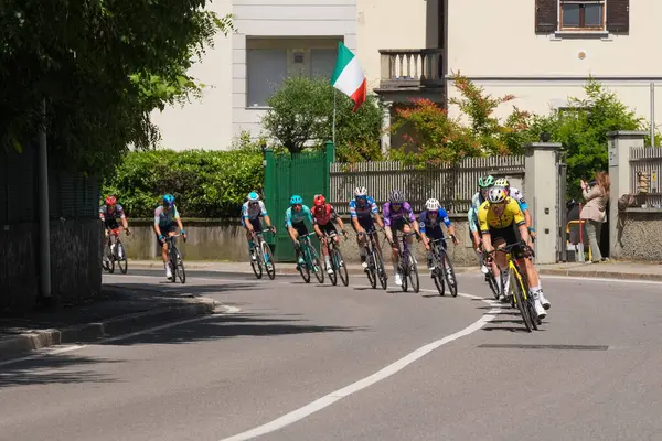 Lecco, İtalya - 29.05.2025: Giro dItalia sırasında Lecco 'da profesyonel sporcularla bisiklet yarışı. Giro dItalia, her yıl düzenlenen çok aşamalı bisiklet yarışı.