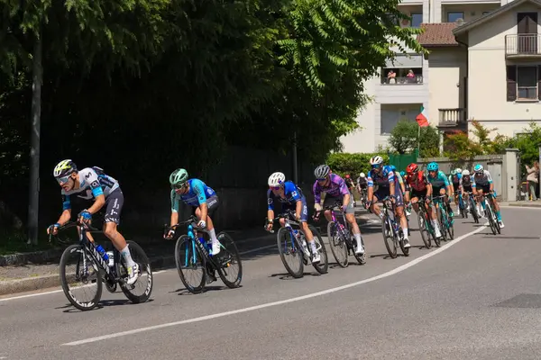 Lecco, İtalya - 29.05.2025: Giro dItalia sırasında Lecco 'da profesyonel sporcularla bisiklet yarışı. Giro dItalia, her yıl düzenlenen çok aşamalı bisiklet yarışı.