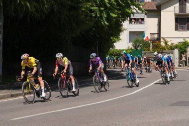 Lecco, İtalya - 29.05.2025: Giro dItalia sırasında Lecco 'da profesyonel sporcularla bisiklet yarışı. Giro dItalia, her yıl düzenlenen çok aşamalı bisiklet yarışı.