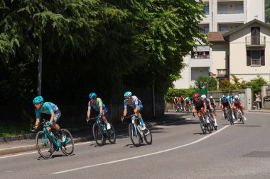 Lecco, İtalya - 29.05.2025: Giro dItalia sırasında Lecco 'da profesyonel sporcularla bisiklet yarışı. Giro dItalia, her yıl düzenlenen çok aşamalı bisiklet yarışı.