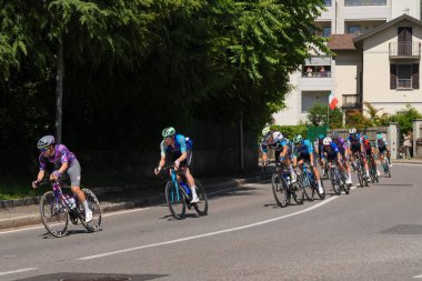 Lecco, İtalya - 29.05.2025: Giro dItalia sırasında Lecco 'da profesyonel sporcularla bisiklet yarışı. Giro dItalia, her yıl düzenlenen çok aşamalı bisiklet yarışı.