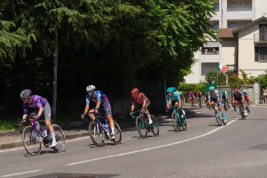 Lecco, İtalya - 29.05.2025: Giro dItalia sırasında Lecco 'da profesyonel sporcularla bisiklet yarışı. Giro dItalia, her yıl düzenlenen çok aşamalı bisiklet yarışı.