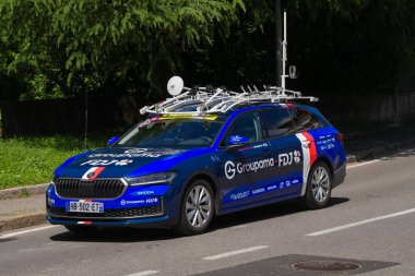 Lecco, İtalya - 29.05.2025: Groupama FDJ takımı Giro dItalia boyunca otomobilleri destekledi. Giro dItalia, her yıl düzenlenen çok aşamalı bisiklet yarışı.