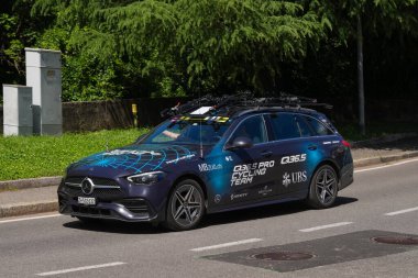 Lecco, İtalya - 29.05.2025: Q36.5 Pro Bisiklet Takımı destek arabası Giro dItalia sırasında Lecco 'dan geçer. Şehir caddesinde yarış arabası var. Giro dItalia, her yıl düzenlenen çok aşamalı bisiklet yarışı.