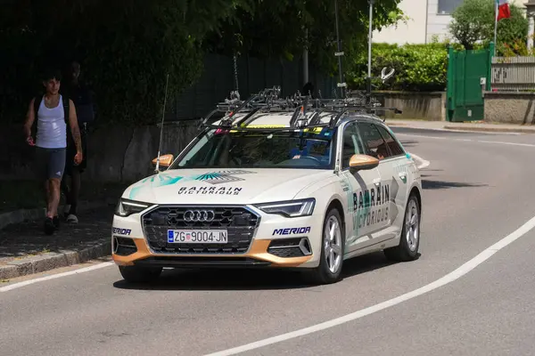 Lecco, İtalya - 29.05.2025: Bahreyn Victorious takımından Giro dItalia destek arabası bisiklet yarışmasında çatıya bisikletle çıktı. Giro dItalia, her yıl düzenlenen çok aşamalı bisiklet yarışı.