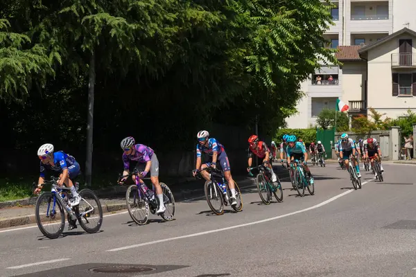 Lecco, İtalya - 29.05.2025: Giro dItalia sırasında Lecco 'da profesyonel sporcularla bisiklet yarışı. Giro dItalia, her yıl düzenlenen çok aşamalı bisiklet yarışı.