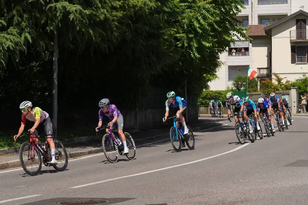 Lecco, İtalya - 29.05.2025: Giro dItalia sırasında Lecco 'da profesyonel sporcularla bisiklet yarışı. Giro dItalia, her yıl düzenlenen çok aşamalı bisiklet yarışı.