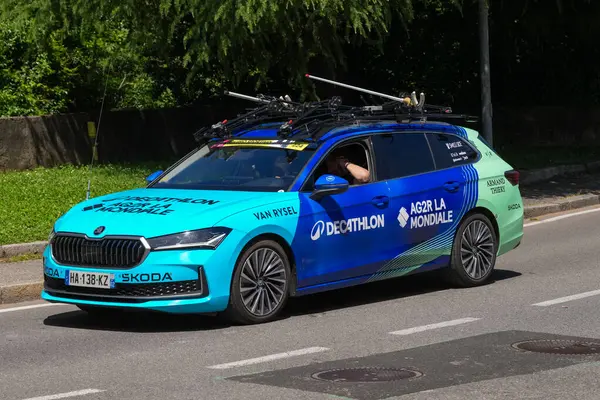 Lecco, İtalya - 29.05.2025: Giro dItalia takımı bisiklet yarışı ve profesyonel yol yarışları sırasında araba sürmeyi destekliyor. Giro dItalia, her yıl düzenlenen çok aşamalı bisiklet yarışı.