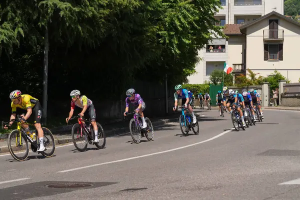 Lecco, İtalya - 29.05.2025: Giro dItalia sırasında Lecco 'da profesyonel sporcularla bisiklet yarışı. Giro dItalia, her yıl düzenlenen çok aşamalı bisiklet yarışı.