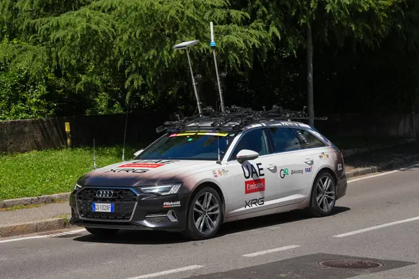 Lecco, İtalya - 29.05.2025: Giro dItalia destek aracı Lecco 'dan geçiyor. Giro dItalia, her yıl düzenlenen çok aşamalı bisiklet yarışı.