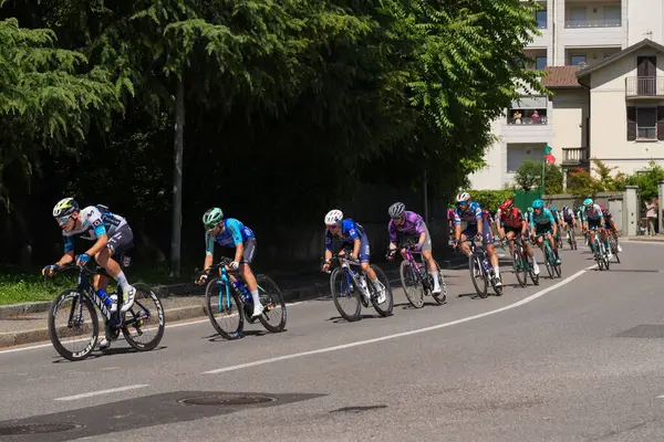 Lecco, İtalya - 29.05.2025: Giro dItalia sırasında Lecco 'da profesyonel sporcularla bisiklet yarışı. Giro dItalia, her yıl düzenlenen çok aşamalı bisiklet yarışı.