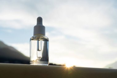 Dağlara ve suya karşı beyaz kapaklı cam damlalar. Kozmetik serumu güzellik ürünü, sağlık konsepti, ekolojik sürdürülebilir cilt ürünü