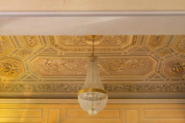 Milan, İtalya - 11 Nisan 2025 Palazzo Bovara 'nın zarif iç mekanı. Çiçek motifleri ve kristal avizeyle neoklasik sıva tavanını ziyan et.