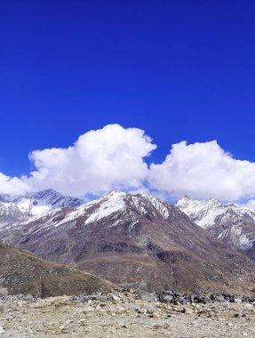 Manali Himachal Pradesh 'te karla kaplı bir dağ, yol kenarından bir manzara, güneşli bir günde açık mavi gökyüzünün altında güzel bir dağ.