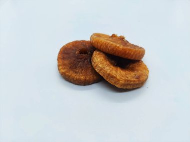 İncir 'in beyaz arkaplandaki yakın görüntüsü