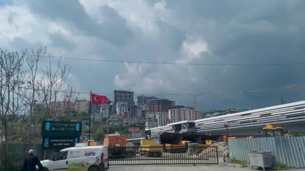 土耳其国旗在伊斯坦布尔的城市周围飘扬 — 图库视频影像