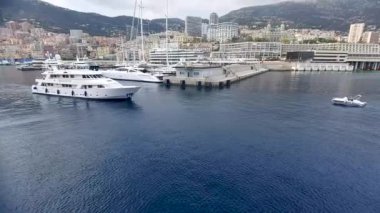 Quai louis Monaco 28 Nisan Şehir limanından bir manzara