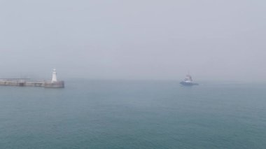 Sis, Dover UK 'in deniz fenerini kapladı.