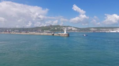 Dovar uk 11 Mayıs 2023 'te açık mavi gökyüzü altındaki deniz feneri ve dağların manzarası