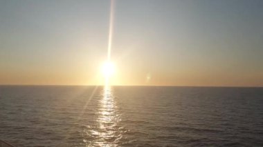 Altın gün batımı ve deniz Norveç manzarası 
