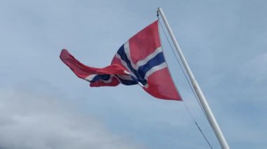 Norveç Bayrağı Açık Mavi Gökyüzüne Karşı Gururla Dalgalanıyor