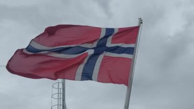 Norveç Bayrağı Açık Mavi Gökyüzüne Karşı Gururla Dalgalanıyor