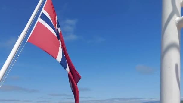Noorse Vlag Wappert Trots Tegen Heldere Blauwe Lucht Stockvideo's