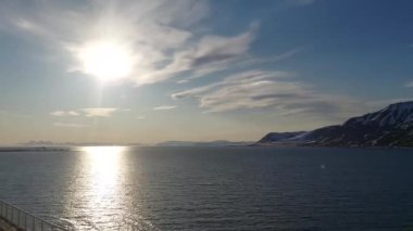 Norveç, Svalbard 'daki Mavi Göl' ün Huzurlu Sabah Yansıması