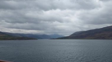 Huzur Sahnesi: Huzurlu Dağ, Göl ve Bulutlu Gök manzarası İngiltere 'den