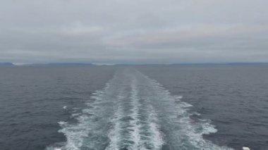 Bir yolcu gemisinin ve mavi gökyüzünün yolu