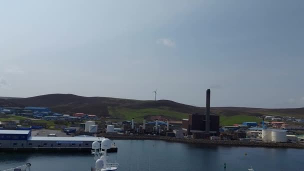 スコットランドのホルムサルタース 2023 ホルムサルト港と港 静かな海の建築美 — ストック動画