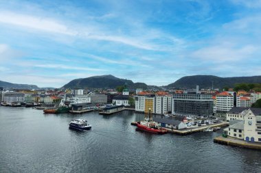 Bergen Norveç 22 Mayıs 2023 Norveç 'te mimari binalar, limanlar, dağlar, deniz, gemi ve gökyüzü.