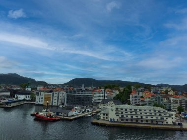 Bergen Norveç 22 Mayıs 2023 Norveç 'te mimari binalar, limanlar, dağlar, deniz, gemi ve gökyüzü.