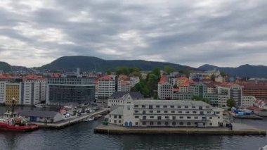  Bergen Norveç 22 Mayıs 2023 Bergen Şehri Güzel Liman ve Görkemli Dağları ile.